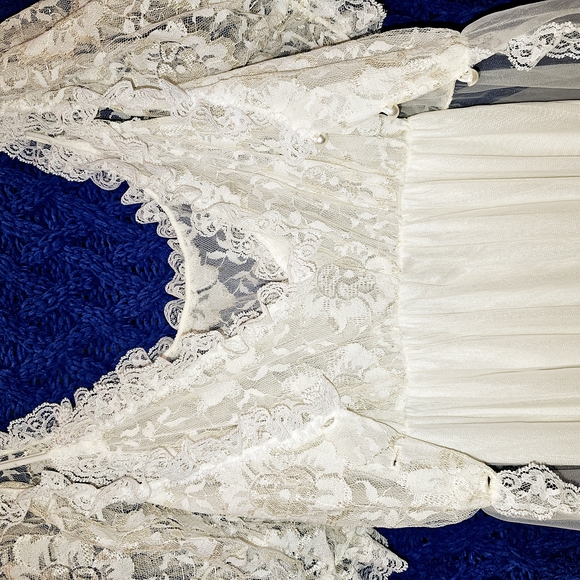 Elegant Lace peignoir set - Picture 8 of 9